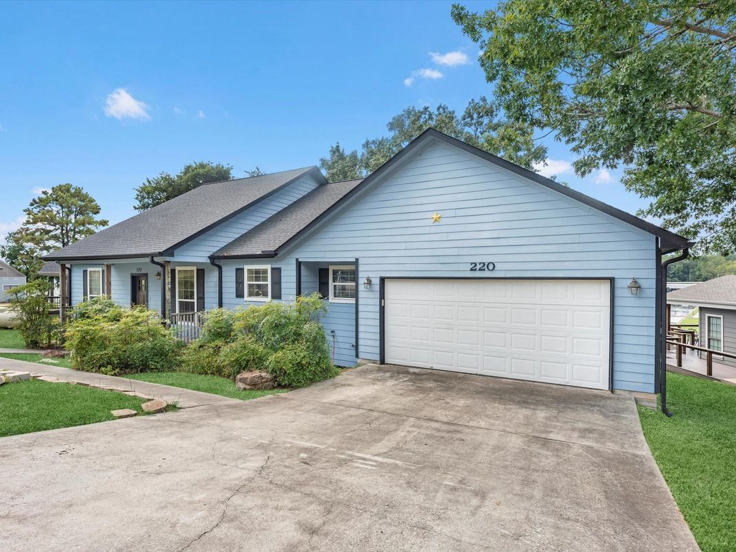 Attached, Exterior, Facade, Ranch