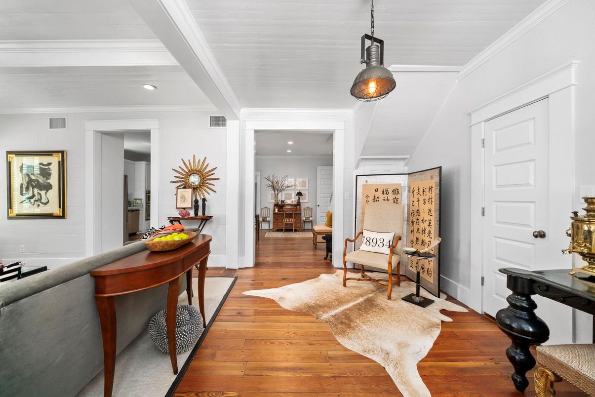 Interior, Pendant Lights, Recessed Lighting, Wood Texture Flooring