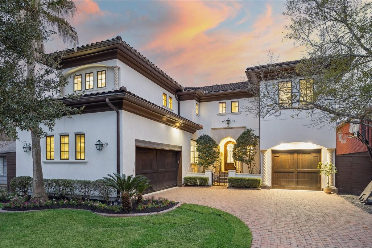 Attached, Exterior, Facade, Mediterranean