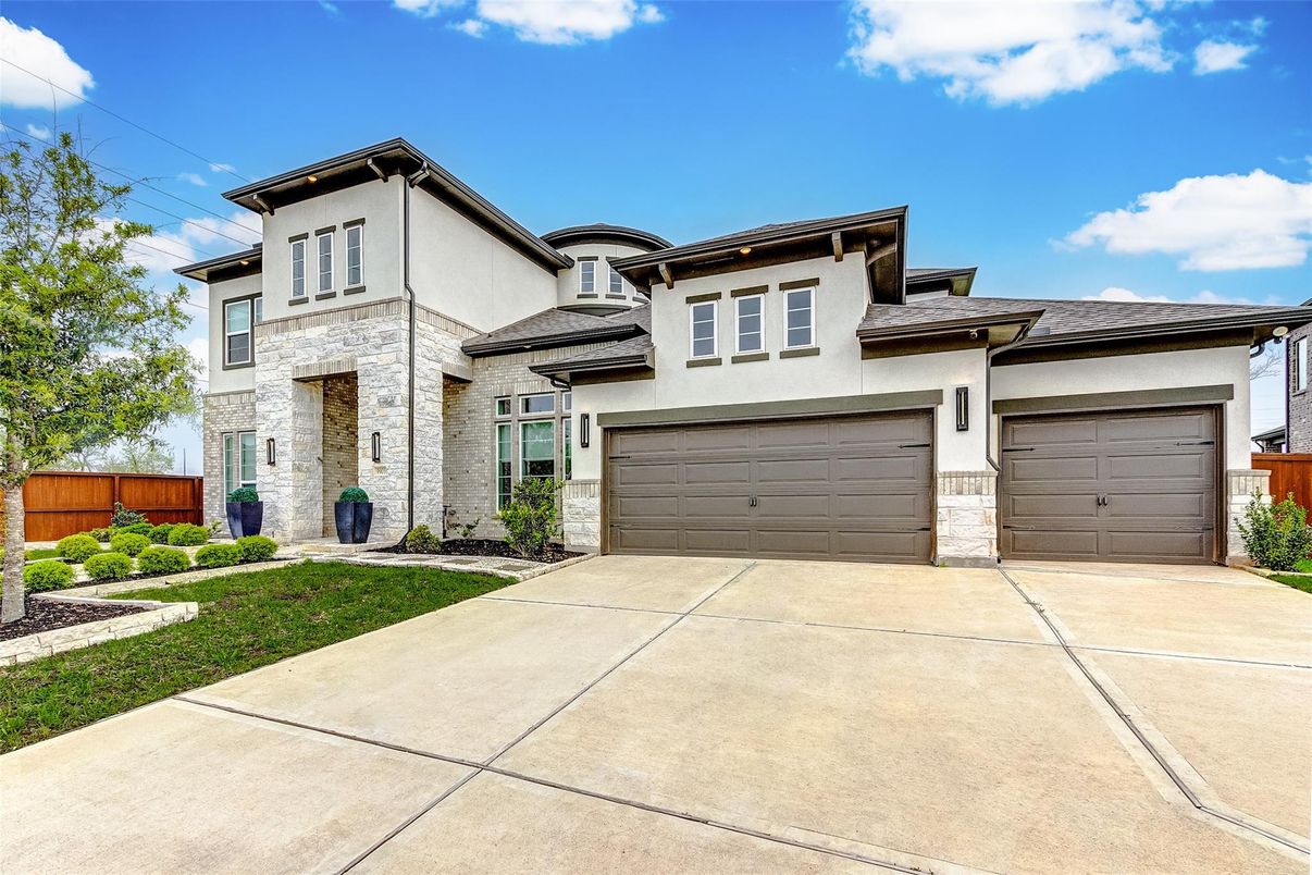 Attached, Exterior, Facade, Mediterranean