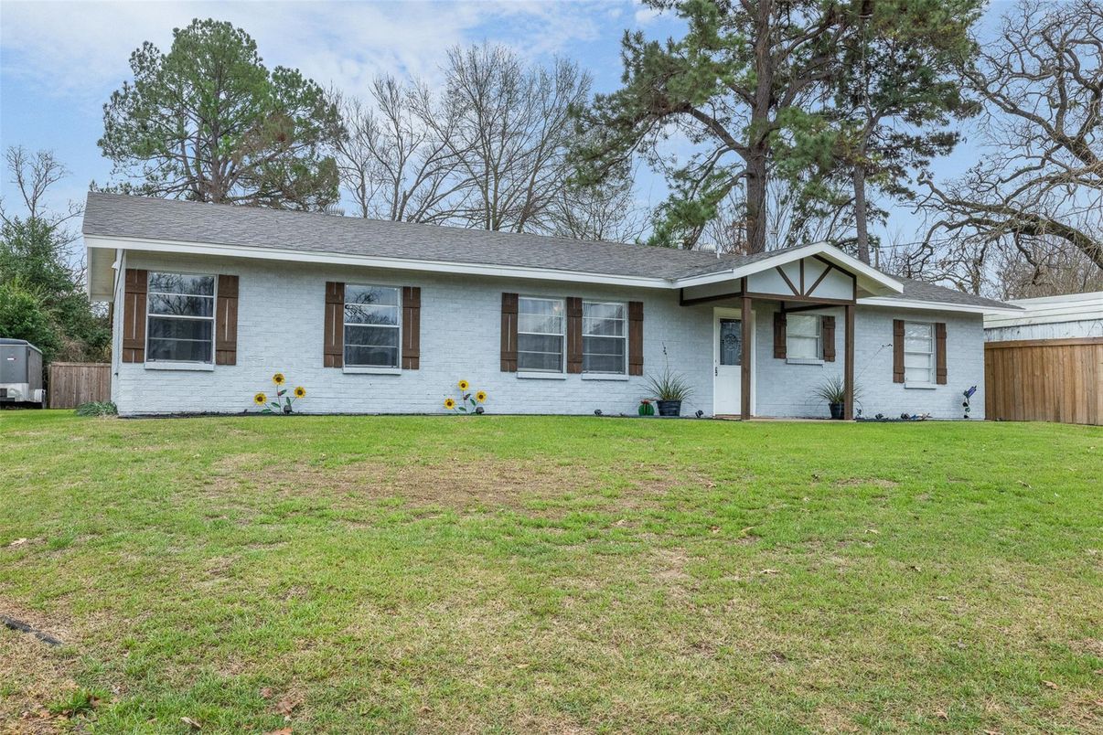 Backyard, Exterior, Facade, Ranch