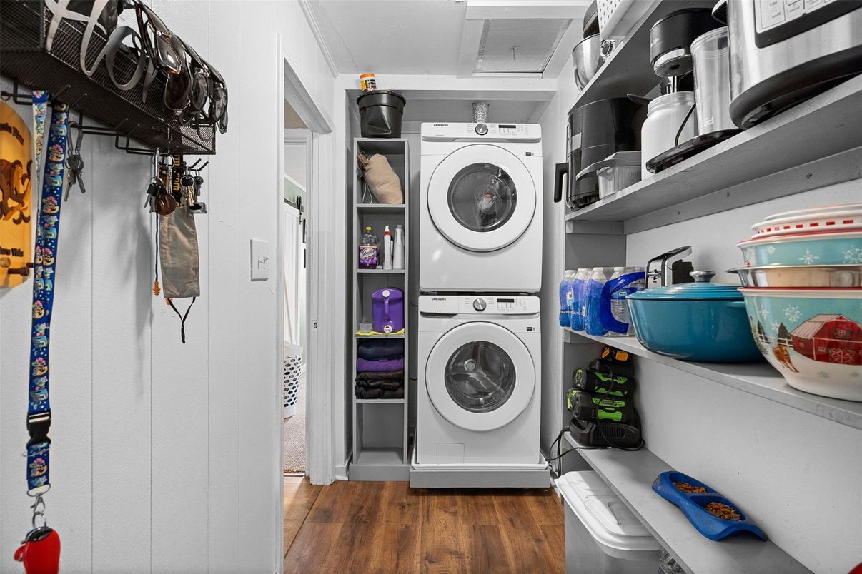 Interior, Utility Closets, Washer, Wood Texture Flooring