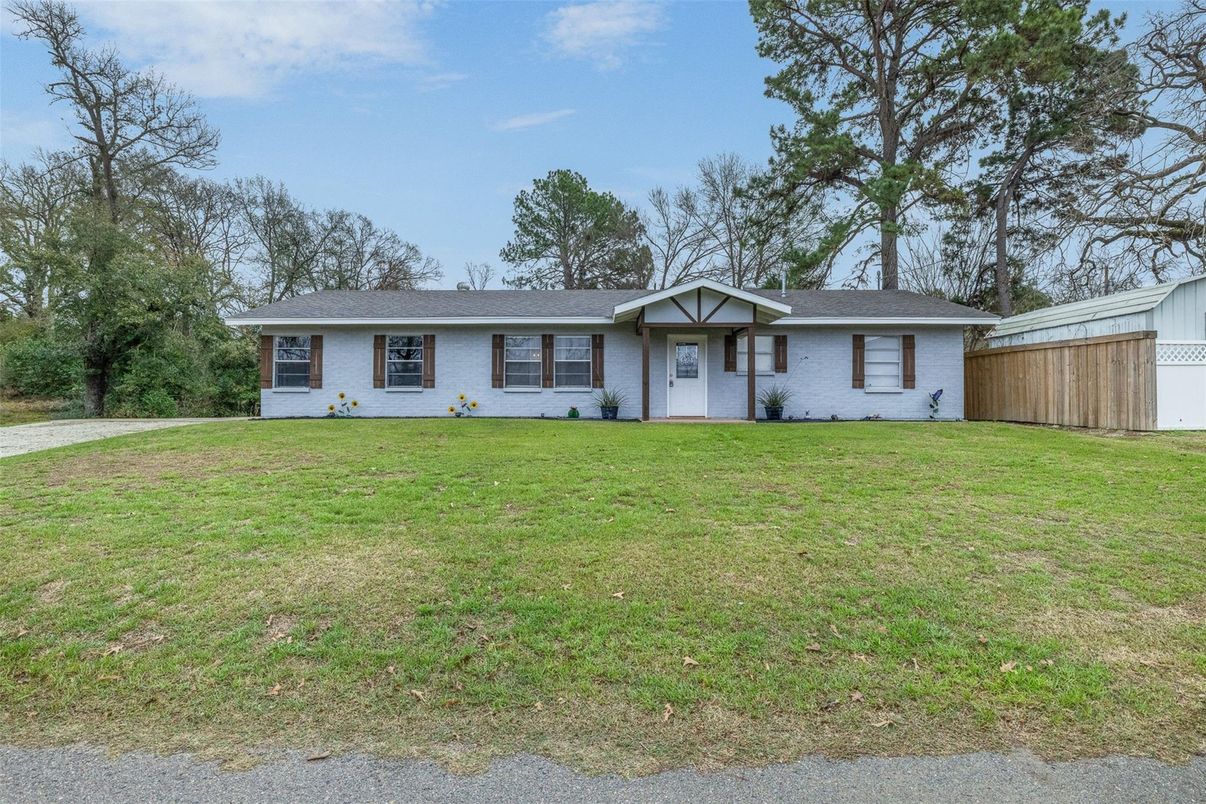 Backyard, Exterior, Facade, Ranch