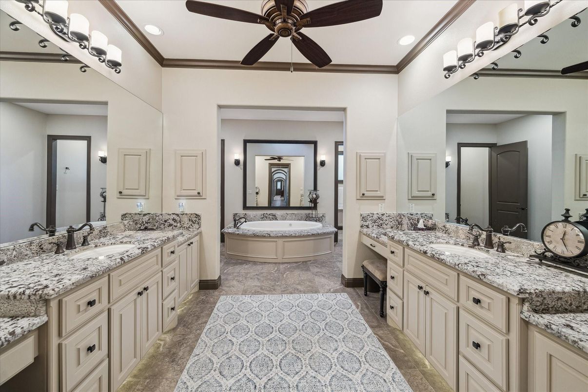 Bathroom, Dual Sink Vanities, Interior, Recessed Lighting
