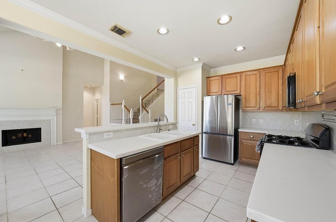 Fireplace, Interior, Kitchen, Recessed Lighting