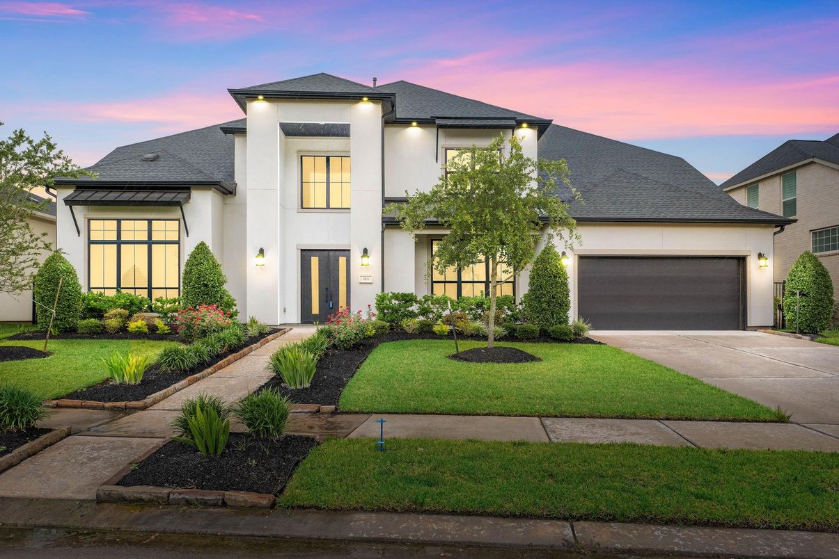 Attached, Exterior, Facade, French Provincial