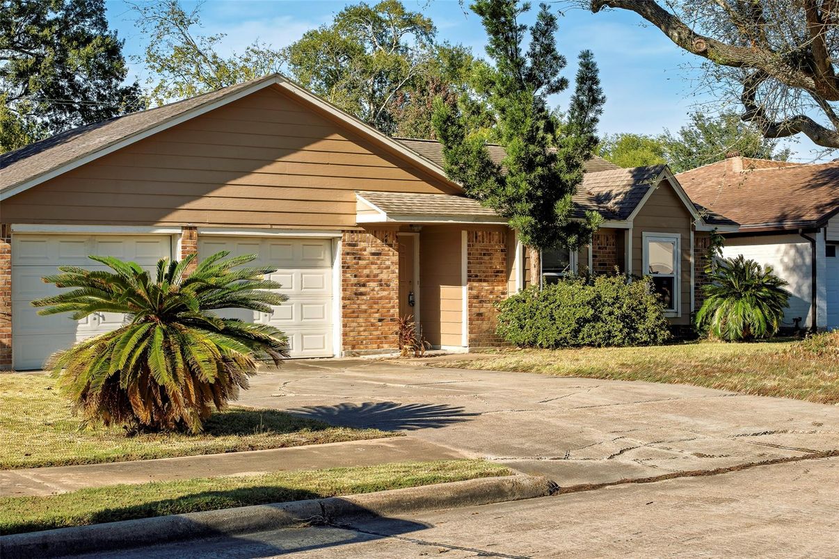 Attached, Exterior, Facade, Brick Facade, Ranch