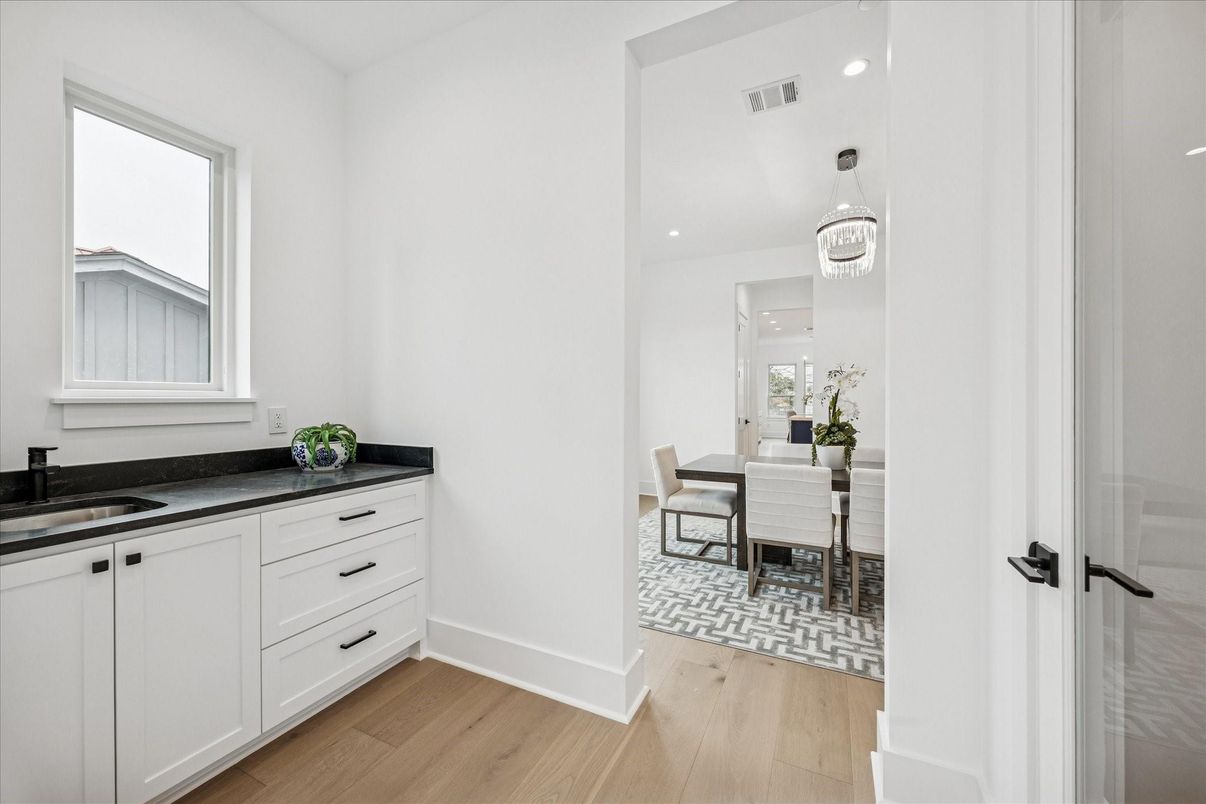 Chandelier, Dining room, Interior, Recessed Lighting, Wood Texture Flooring