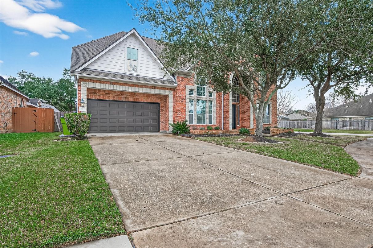 Attached, Exterior, Facade, Brick Facade, Brick Traditional