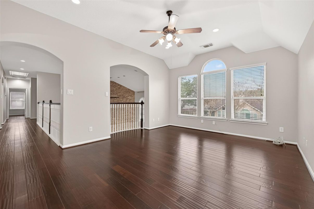 Empty room, Interior, Recessed Lighting, Wood Texture Flooring