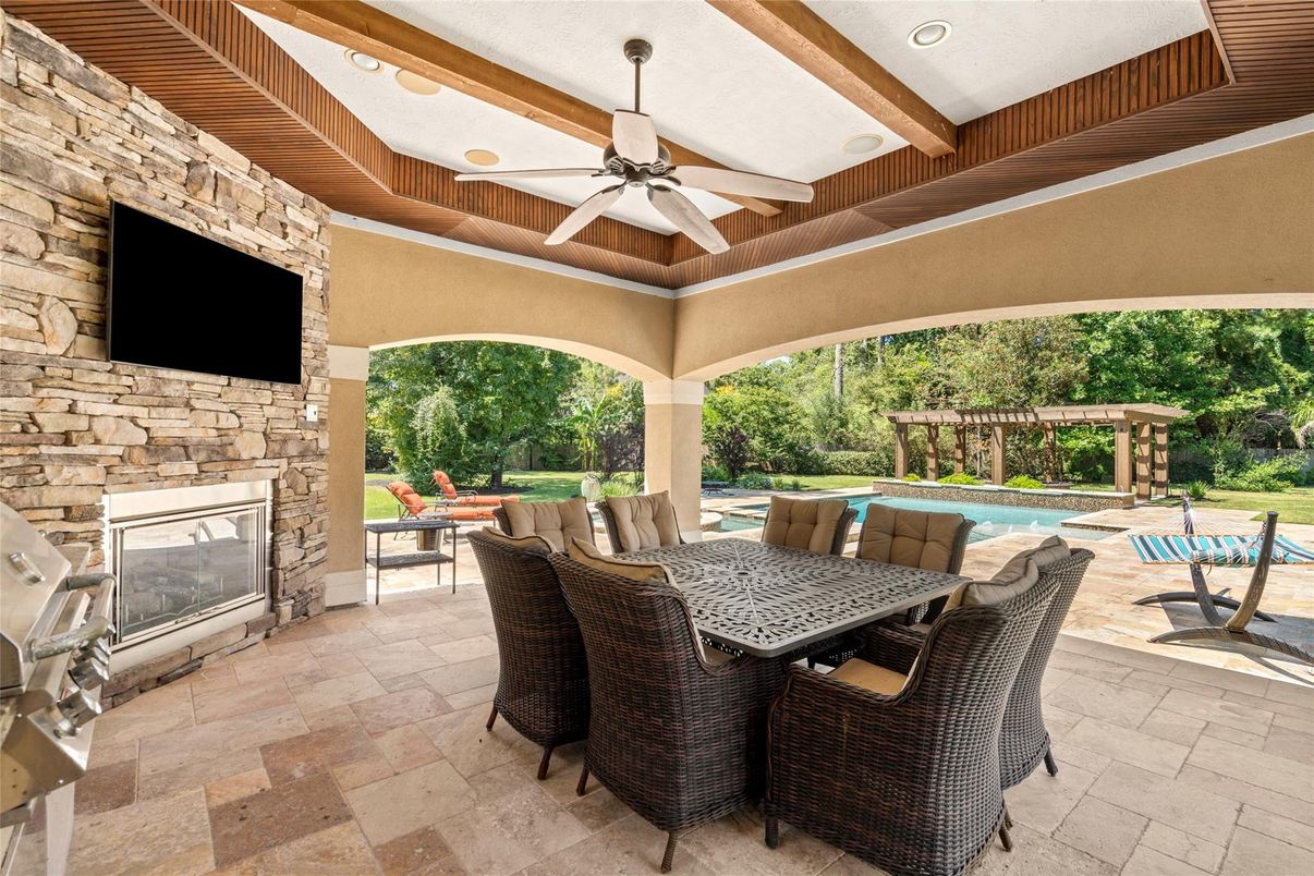 Exterior, Outdoor Kitchen, Pool