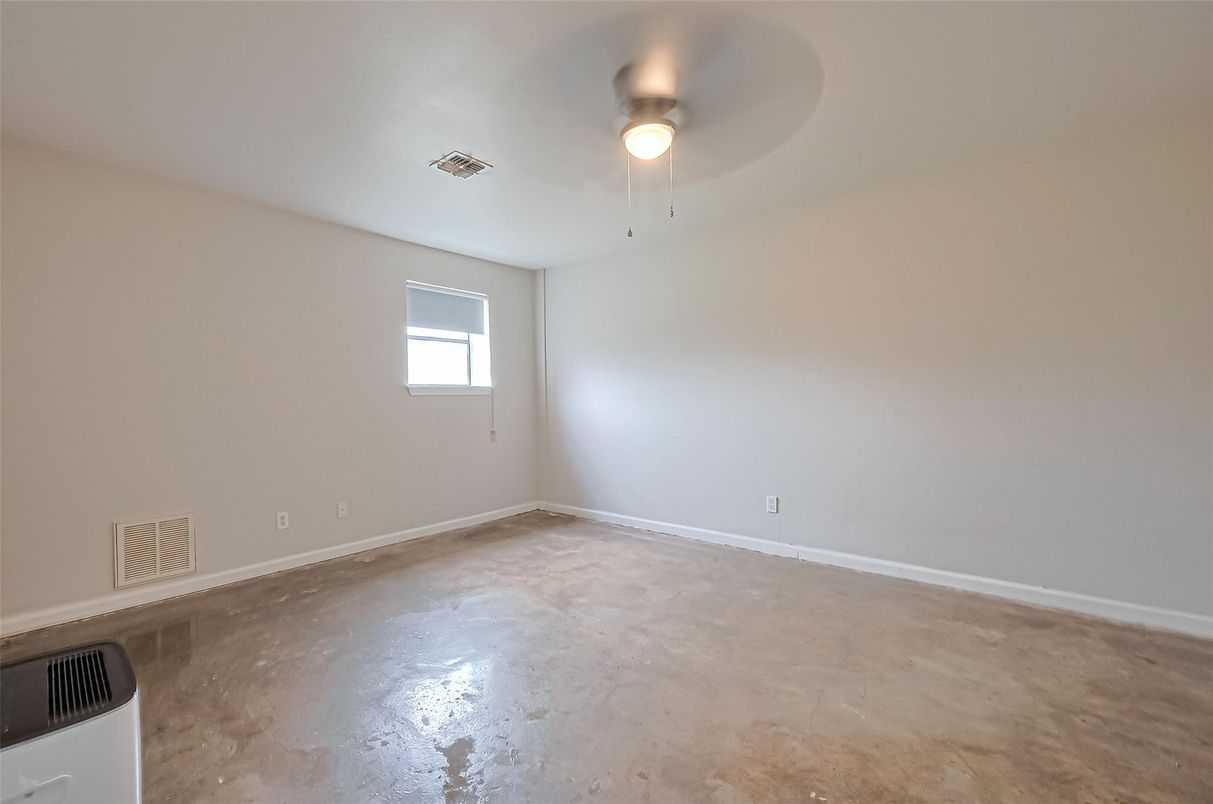 Empty room, Interior