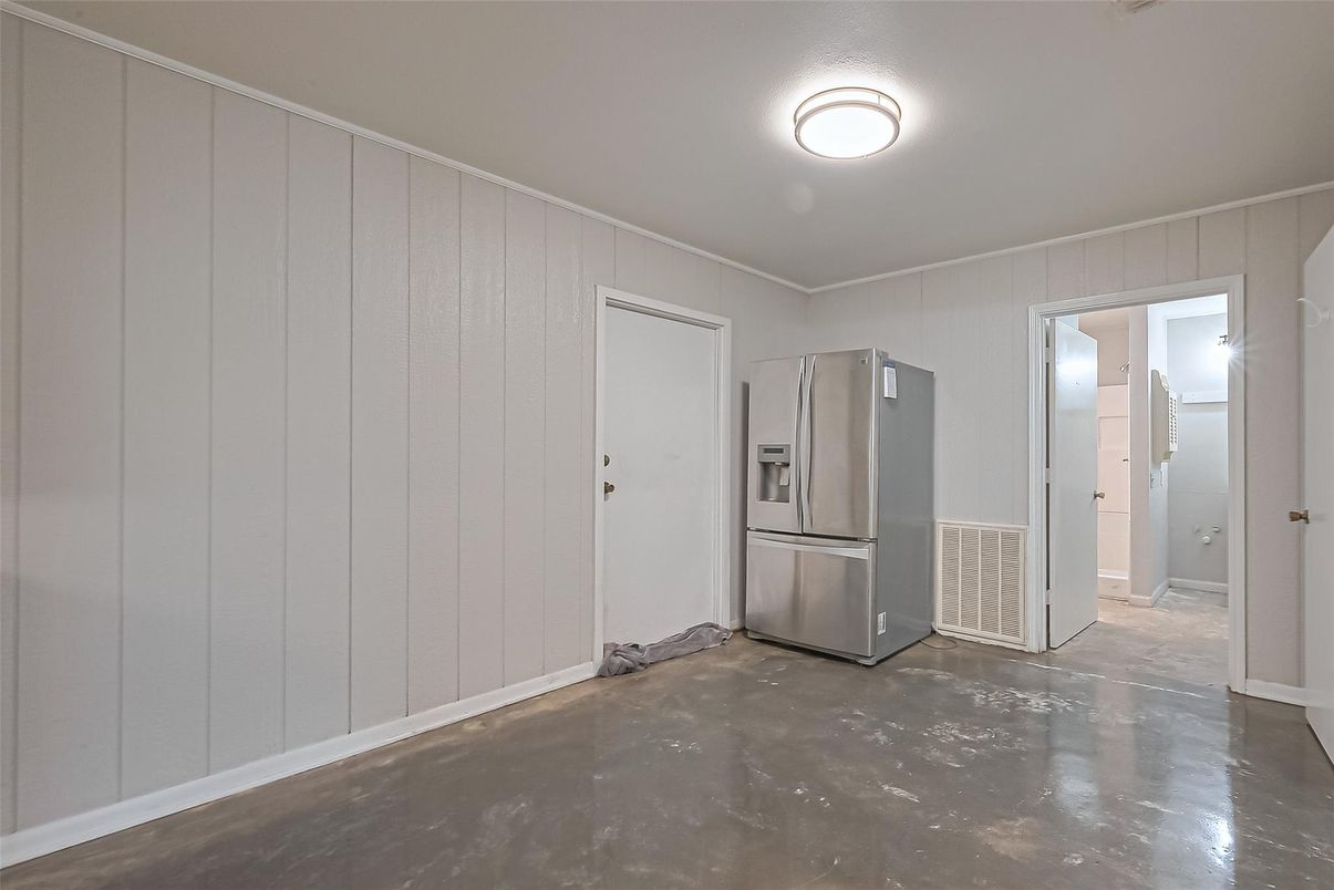 Empty room, Interior