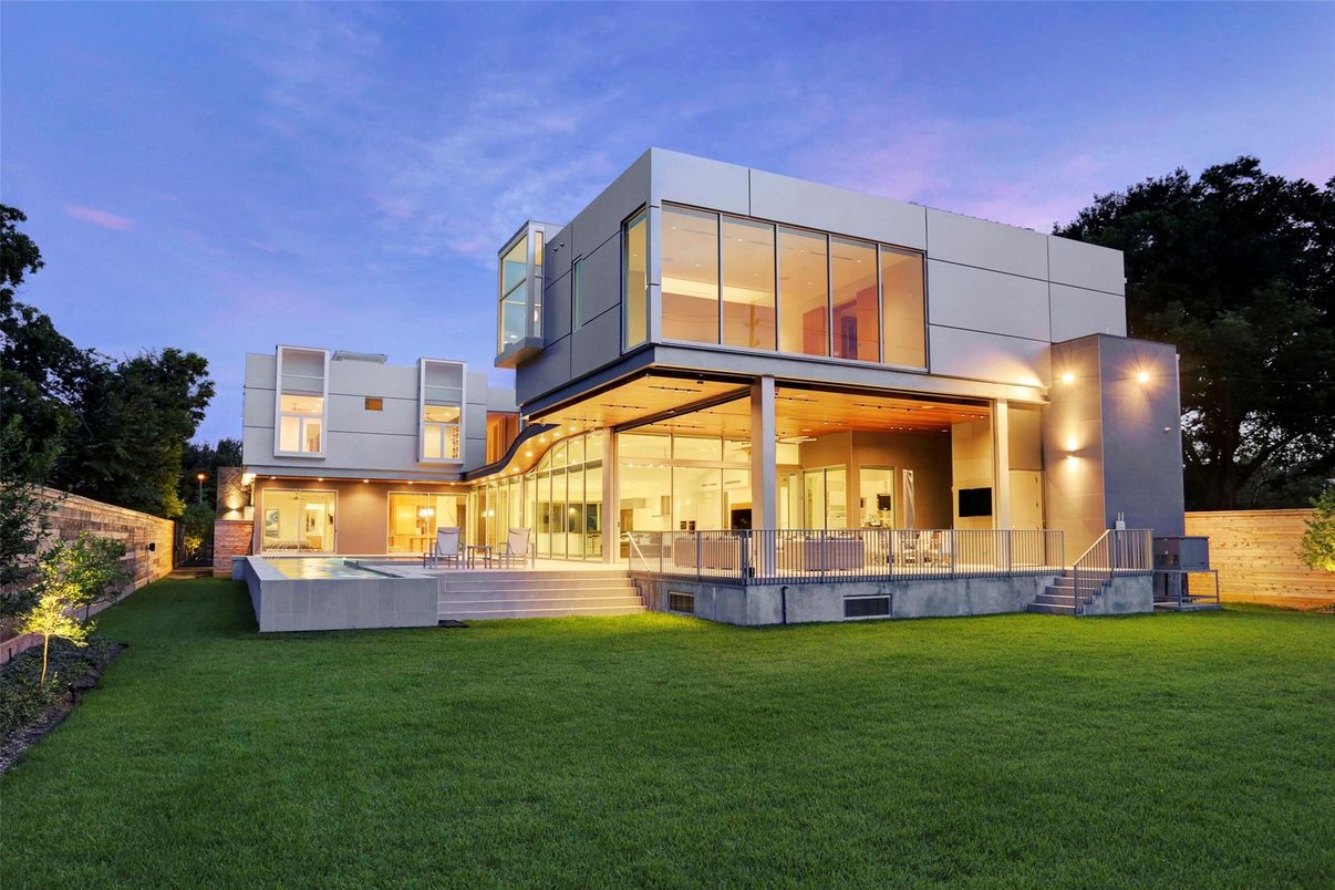 Backyard, Exterior, Facade, Modern