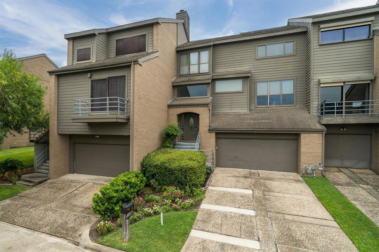 Attached, Exterior, Facade, Rowhouse