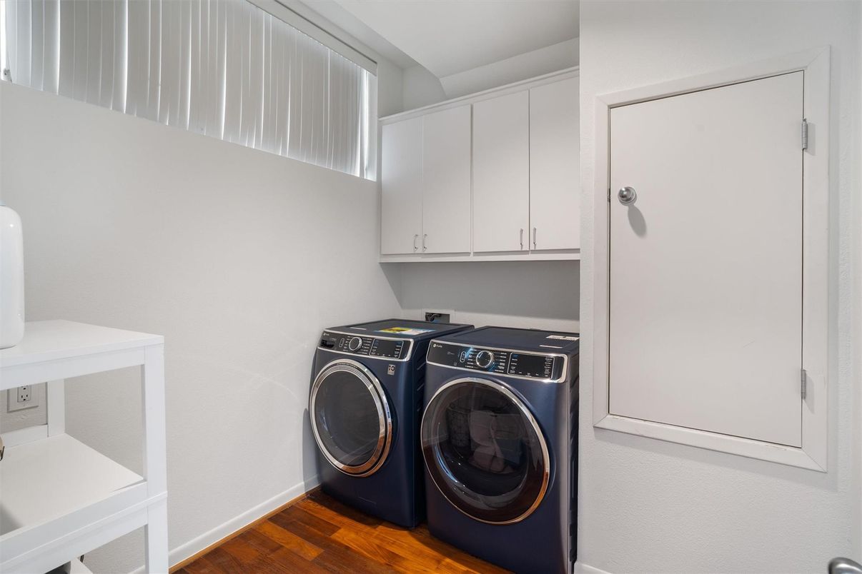 Interior, Washer, Wood Texture Flooring