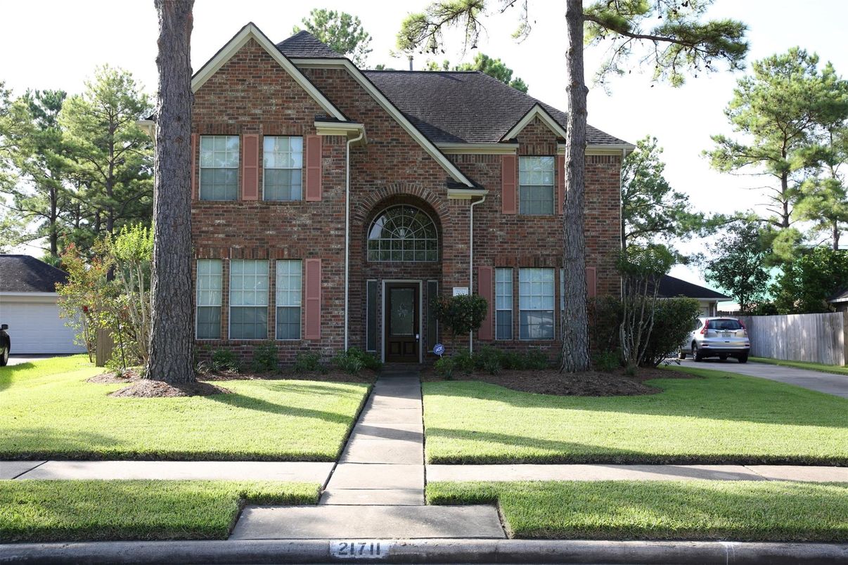 Exterior, Facade, Brick Facade, Brick Traditional