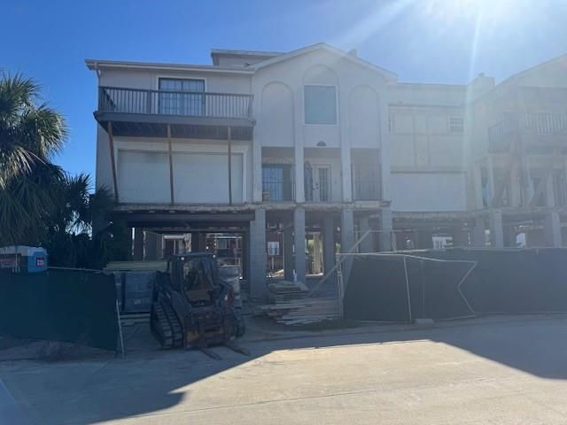 Exterior, Facade, Modern