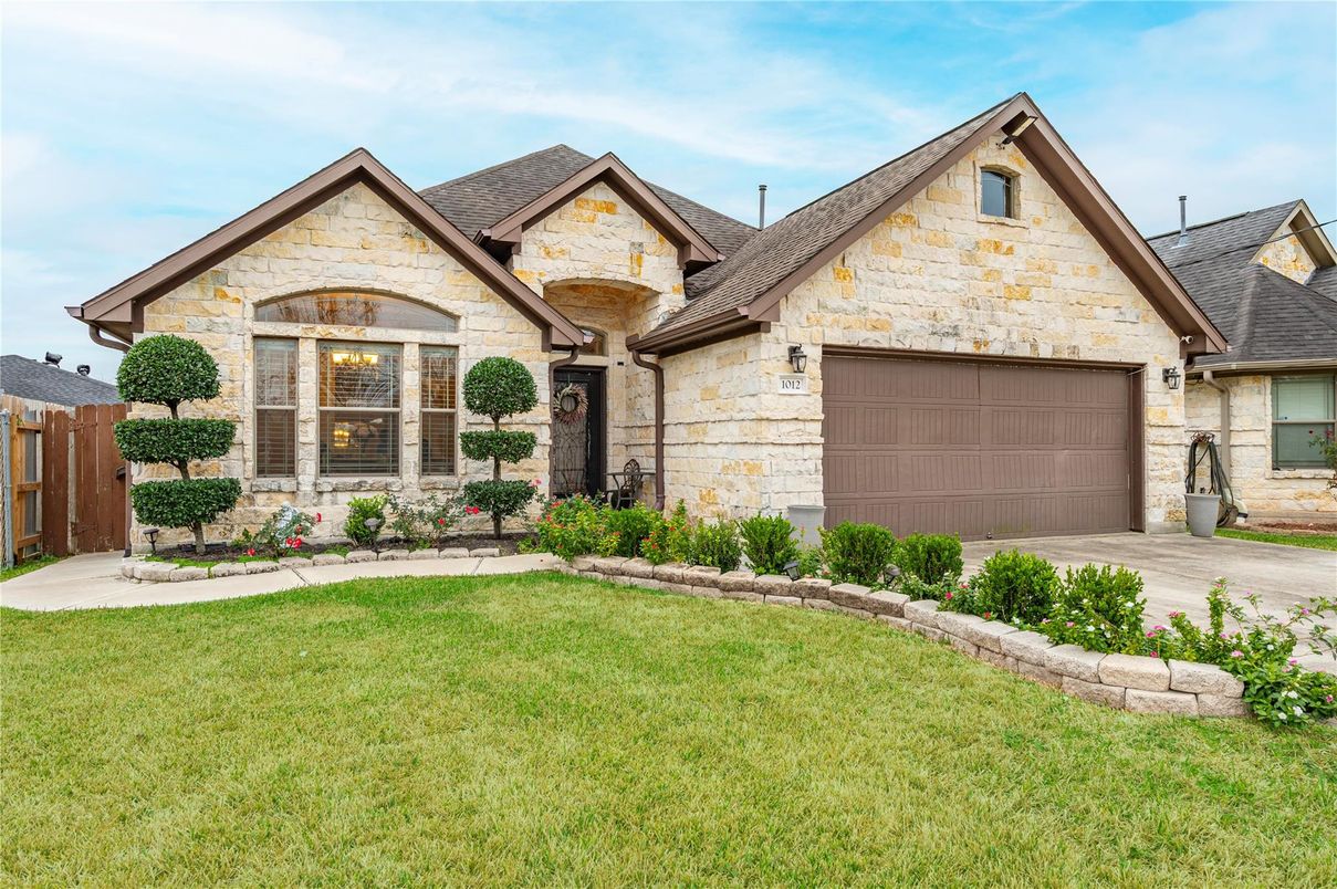 Attached, Exterior, Facade, Brick Traditional