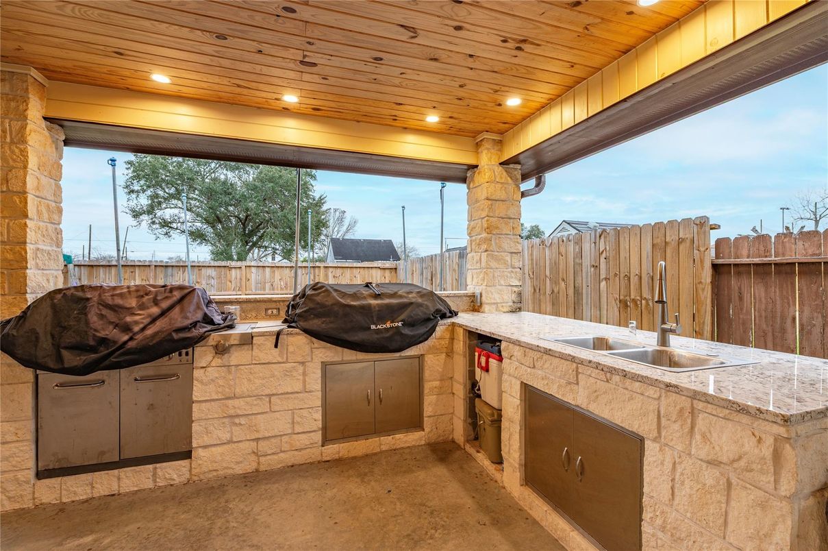Exterior, Outdoor Kitchen