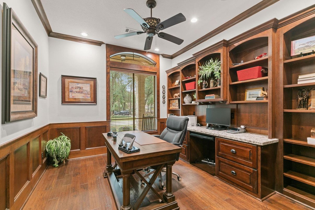 Home Office, Interior, Recessed Lighting, Wood Texture Flooring
