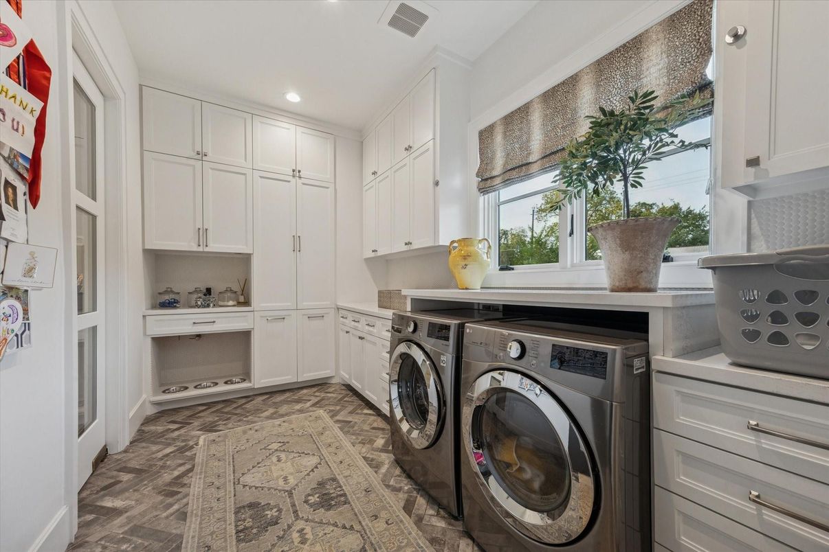 Interior, Recessed Lighting, Washer, Wood Texture Flooring