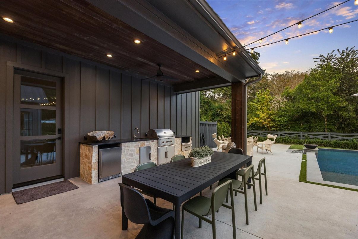 Exterior, Outdoor Kitchen, Pool