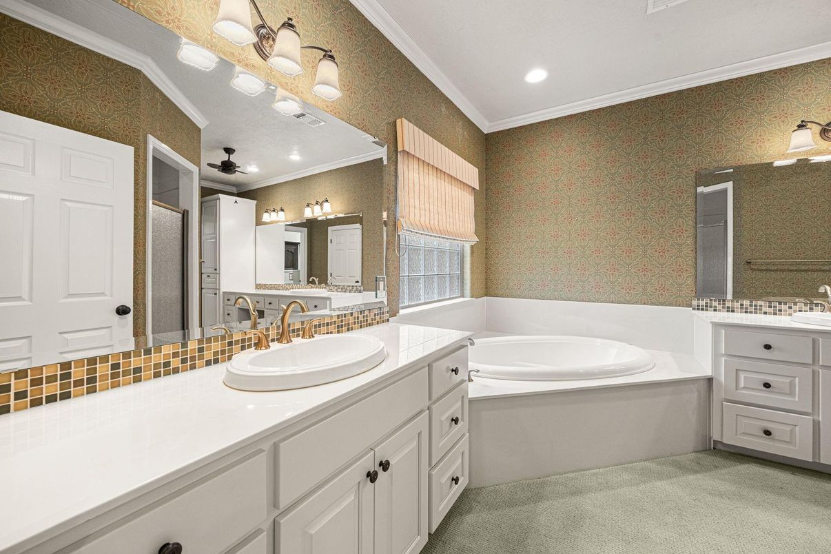 Bathroom, Dual Sink Vanities, Interior, Recessed Lighting