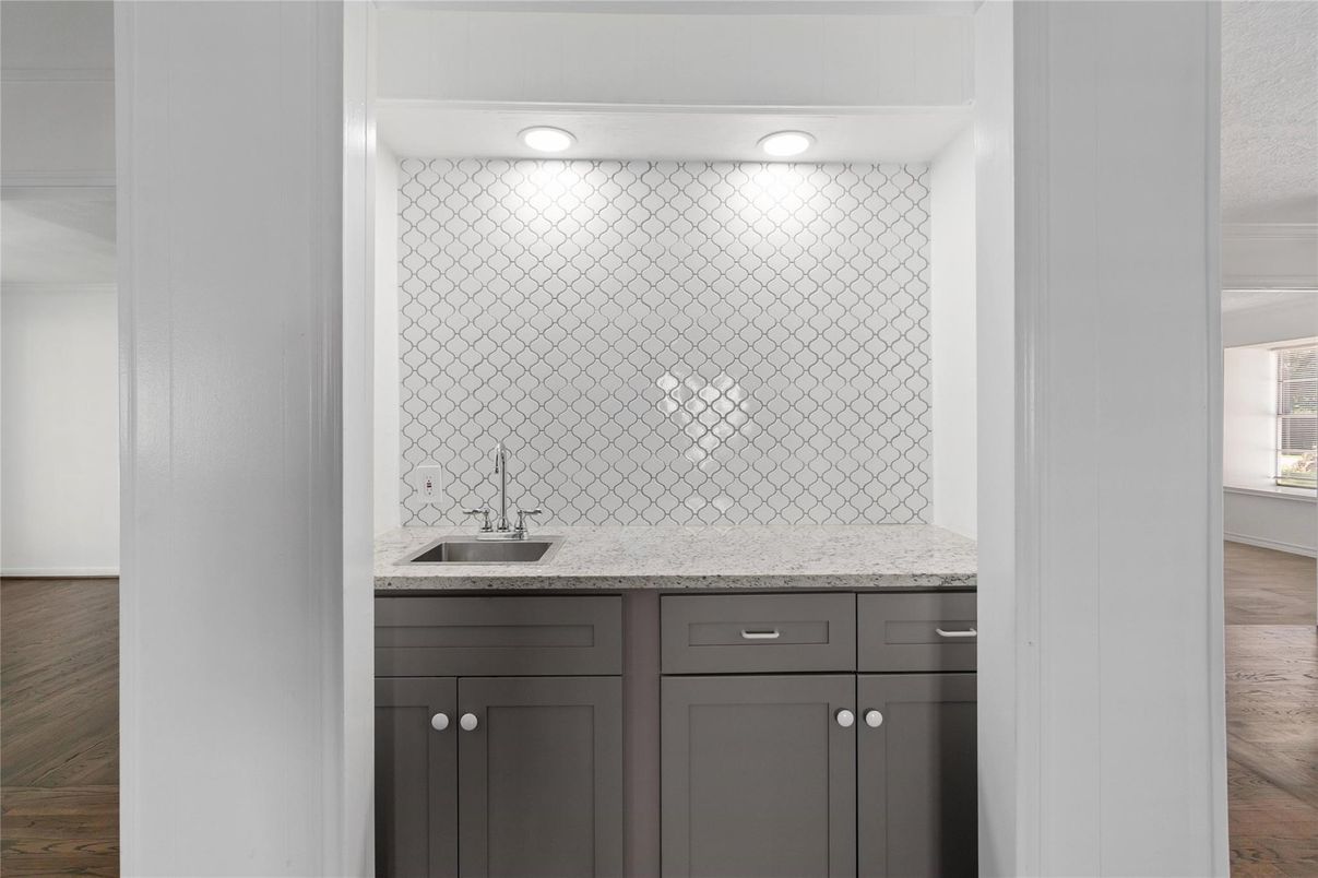 Bathroom, Interior, Recessed Lighting, Wood Texture Flooring