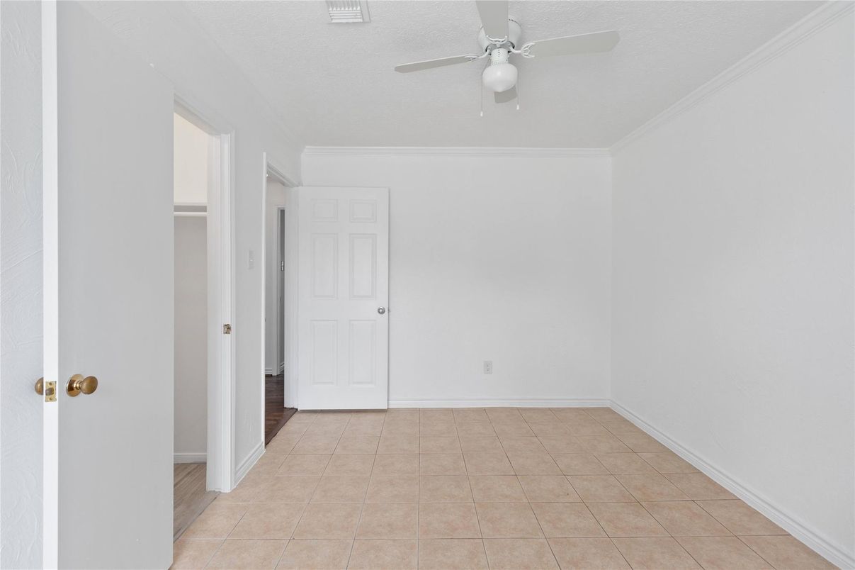 Empty room, Interior