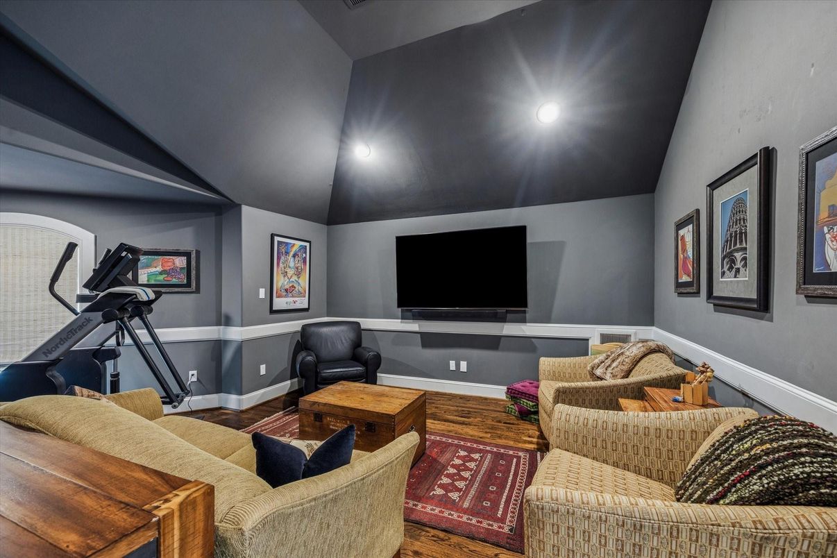 Fitness Equipment, Interior, Living room, Recessed Lighting, Wood Texture Flooring