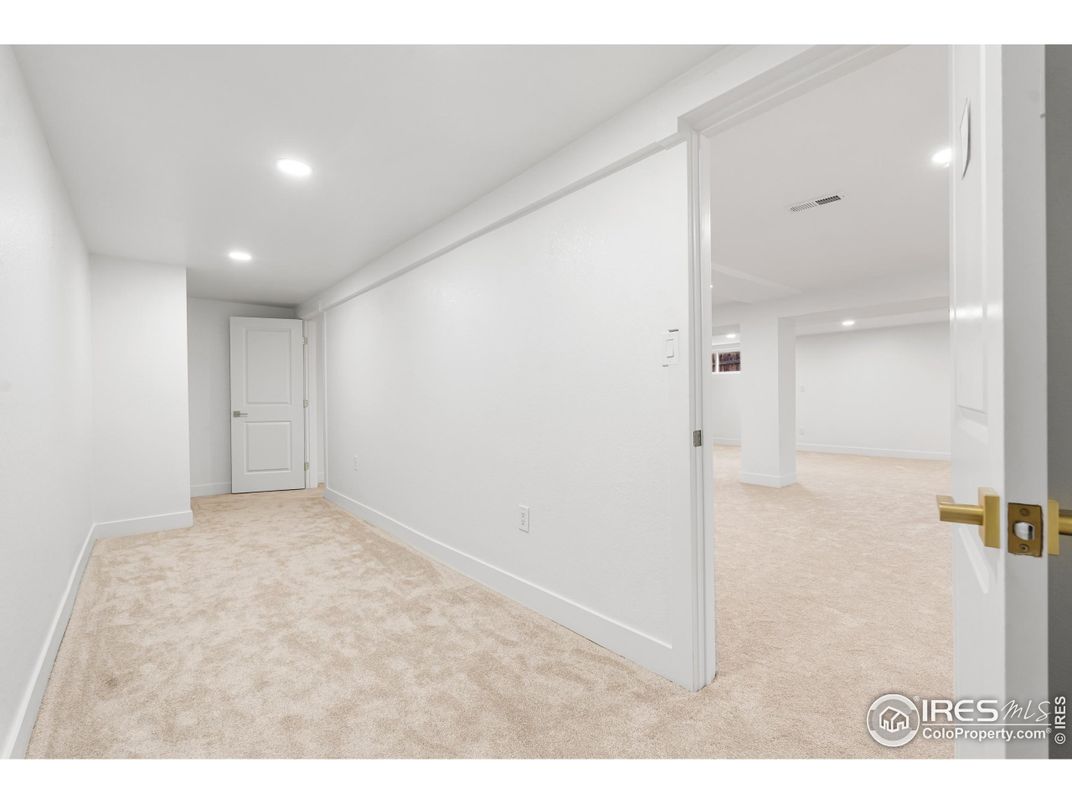 Empty room, Interior, Recessed Lighting