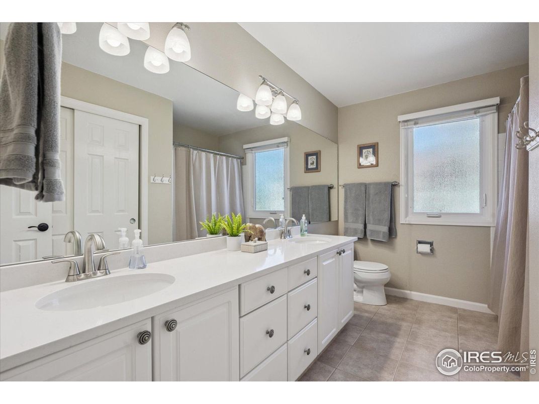 Bathroom, Dual Sink Vanities, Interior