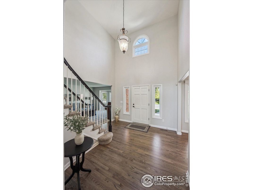 Interior, Pendant Lights, Wood Texture Flooring