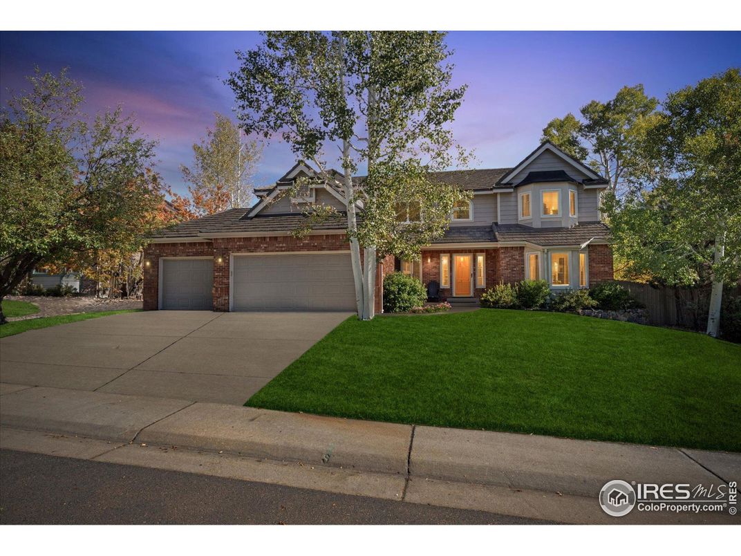 Attached, Exterior, Facade, Queen Anne Victorian