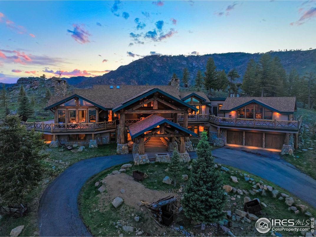 Exterior, Facade, Outdoor Kitchen, Log Home