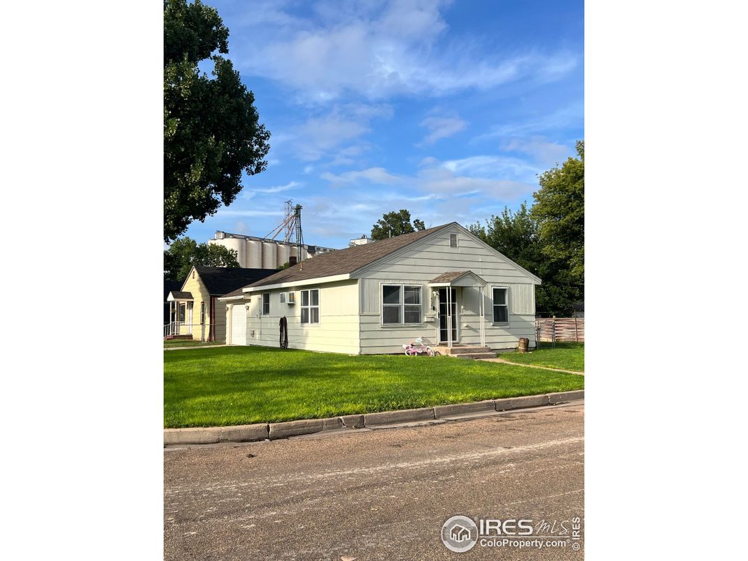 Backyard, Exterior, Facade, Ranch