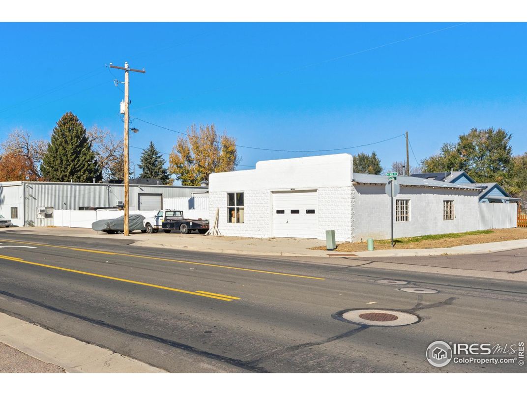 Attached, Exterior, Facade, None