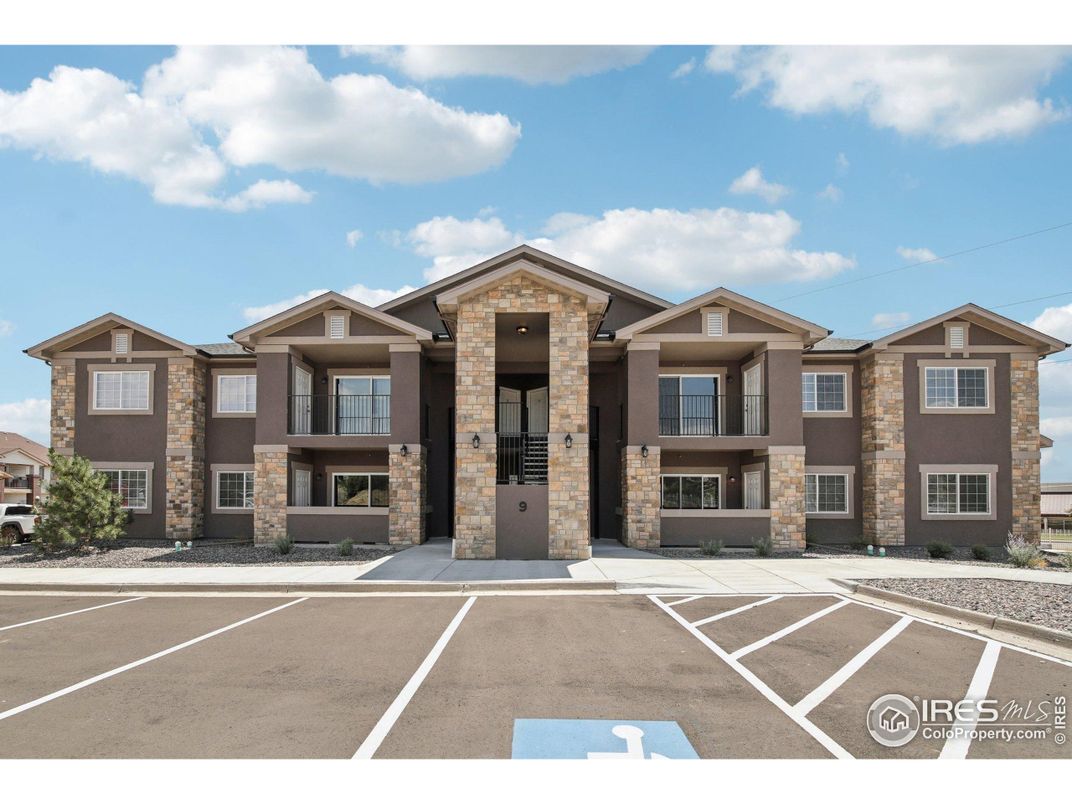 Exterior, Facade, Rowhouse