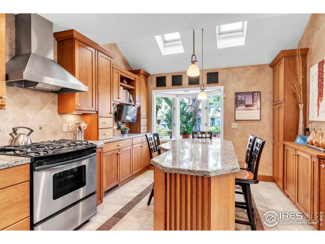 Dining room, Interior, Kitchen, Pendant Lights, Stainless Steel Appliances