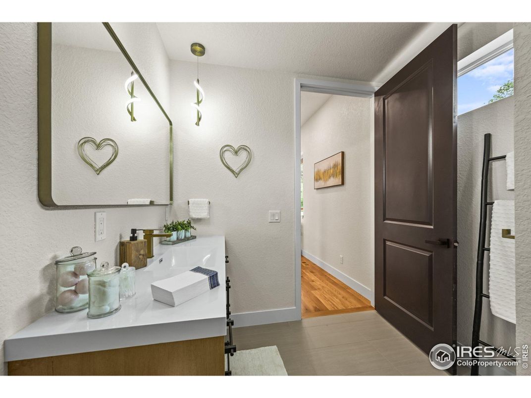Bathroom, Interior, Pendant Lights, Wood Texture Flooring