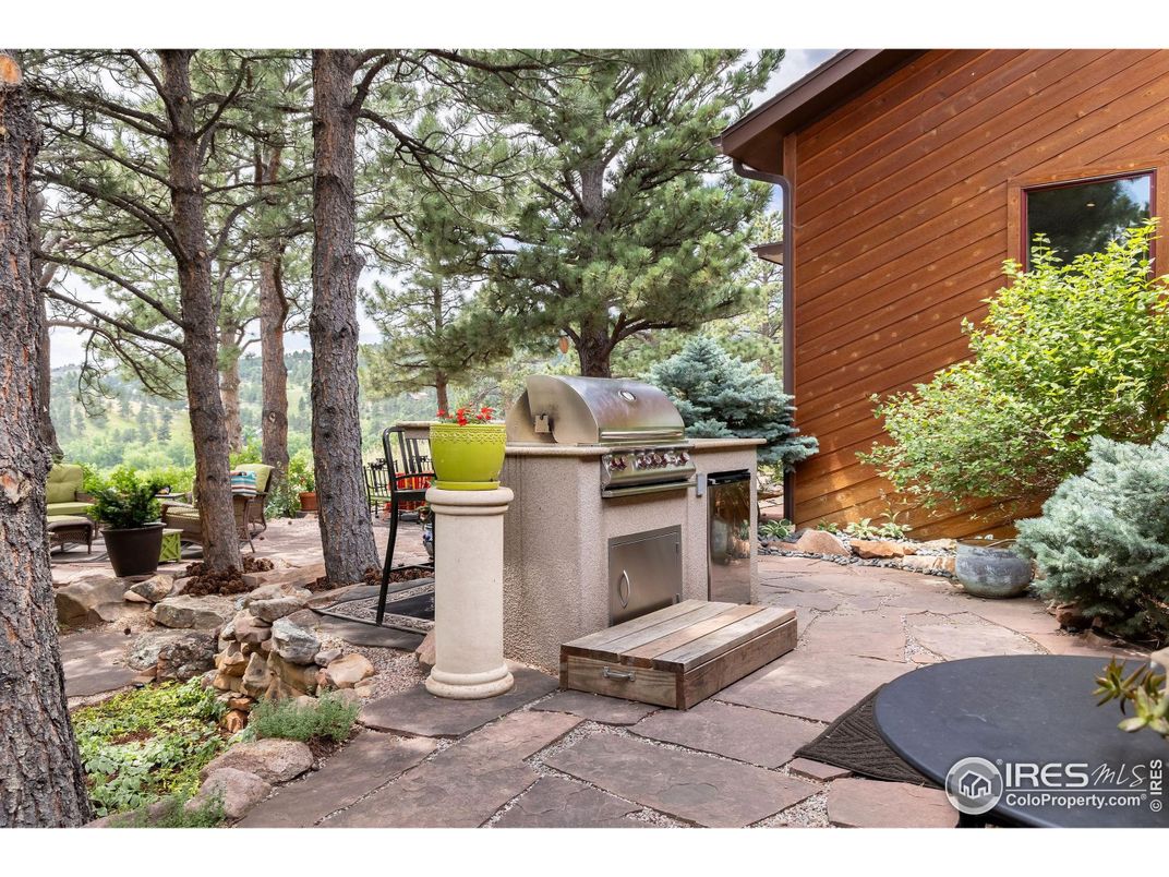 Exterior, Outdoor Kitchen