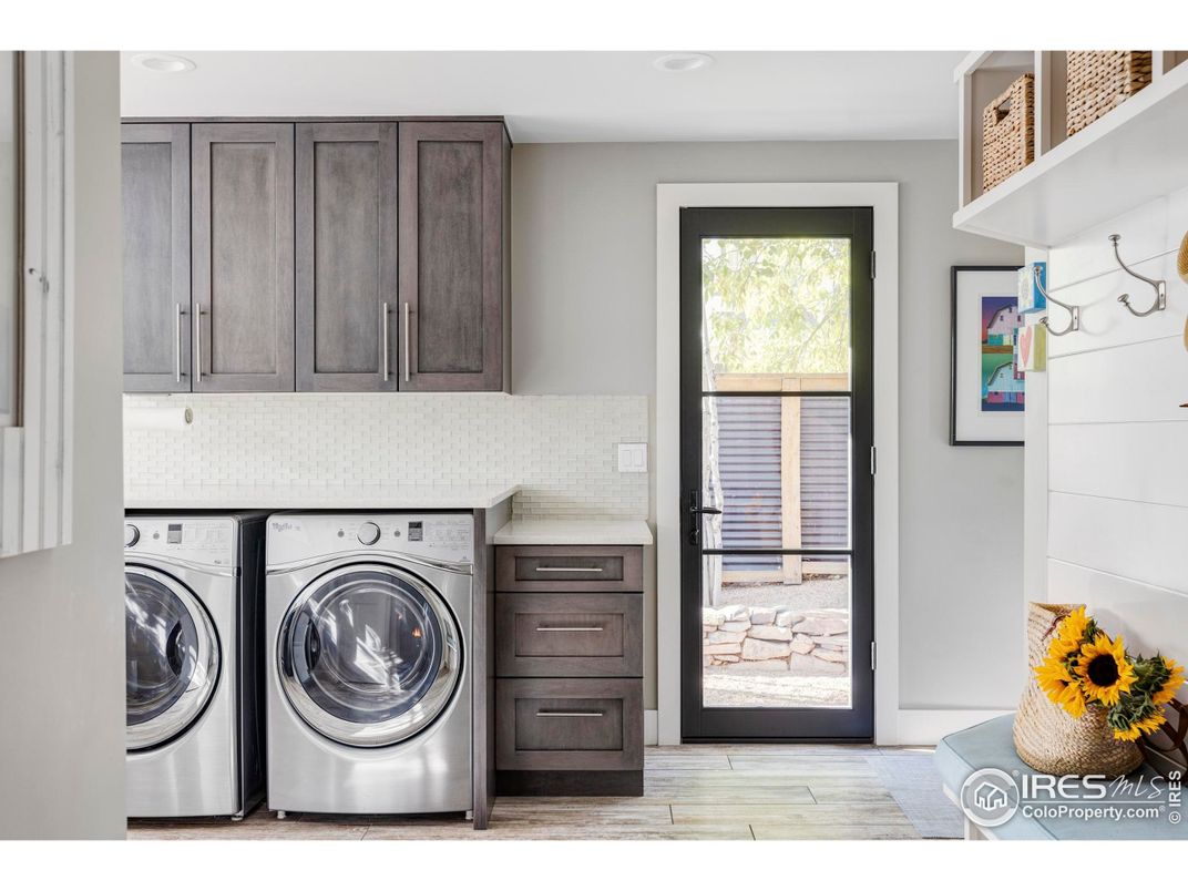 Interior, Recessed Lighting, Washer, Wood Texture Flooring