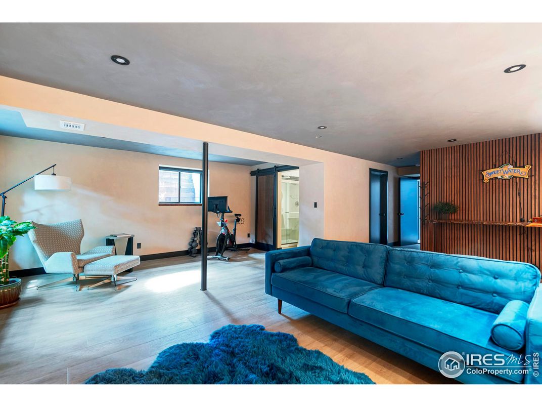 Fitness Equipment, Interior, Living room, Recessed Lighting, Wood Texture Flooring