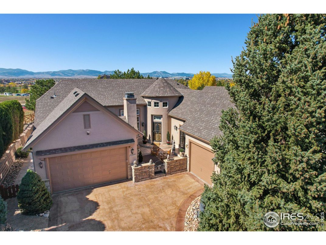 Attached, Exterior, Facade, None