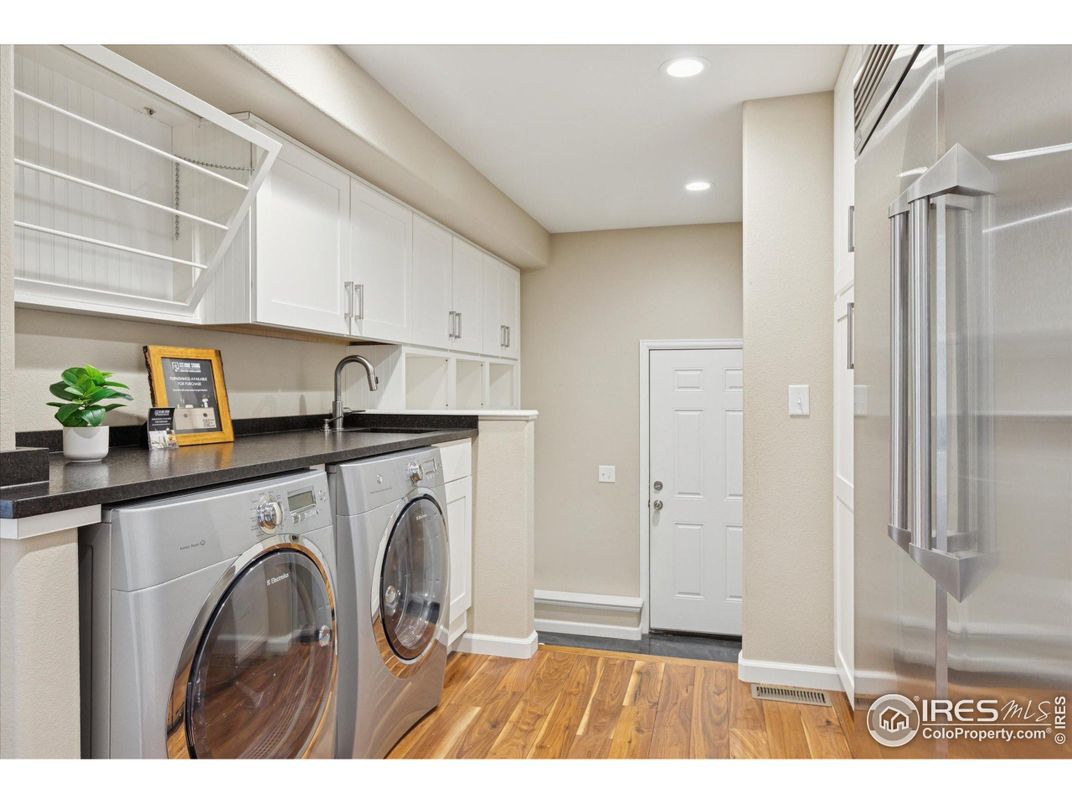 Interior, Recessed Lighting, Washer, Wood Texture Flooring