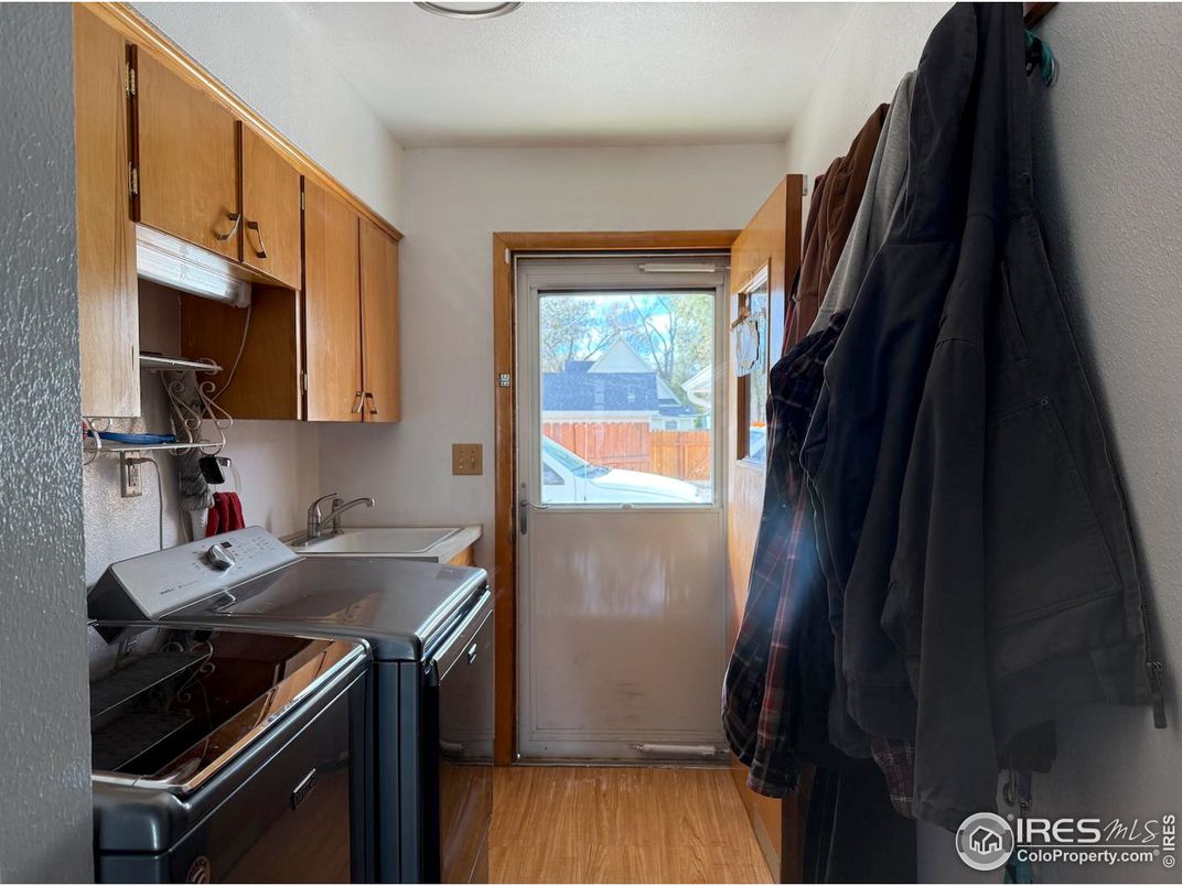 Interior, Washer, Wood Texture Flooring