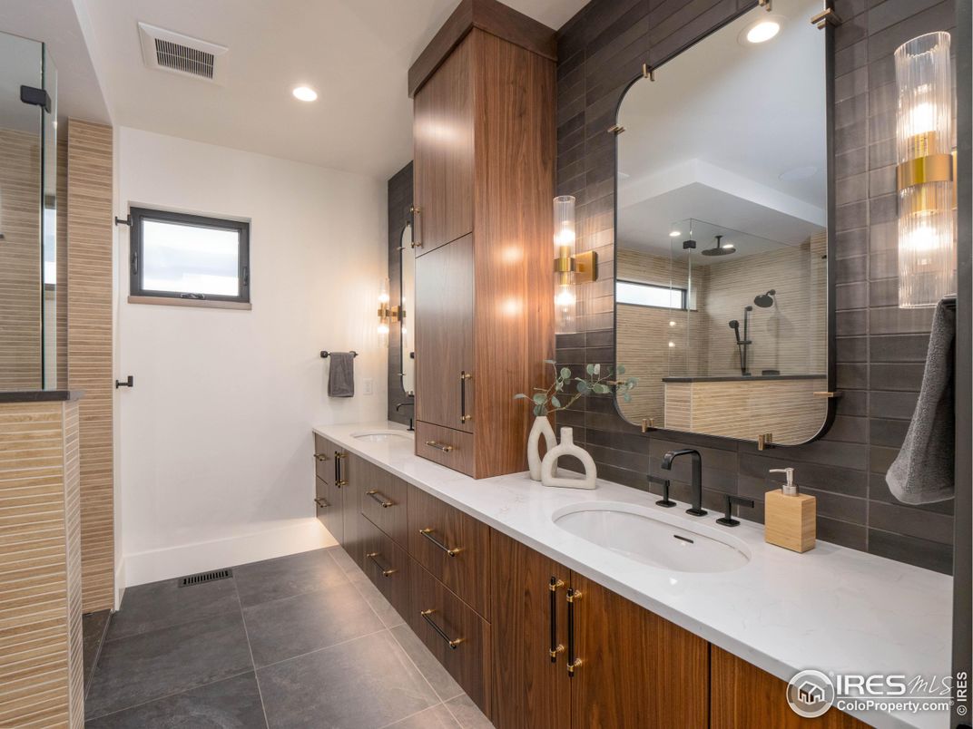 Bathroom, Dual Sink Vanities, Interior, Recessed Lighting