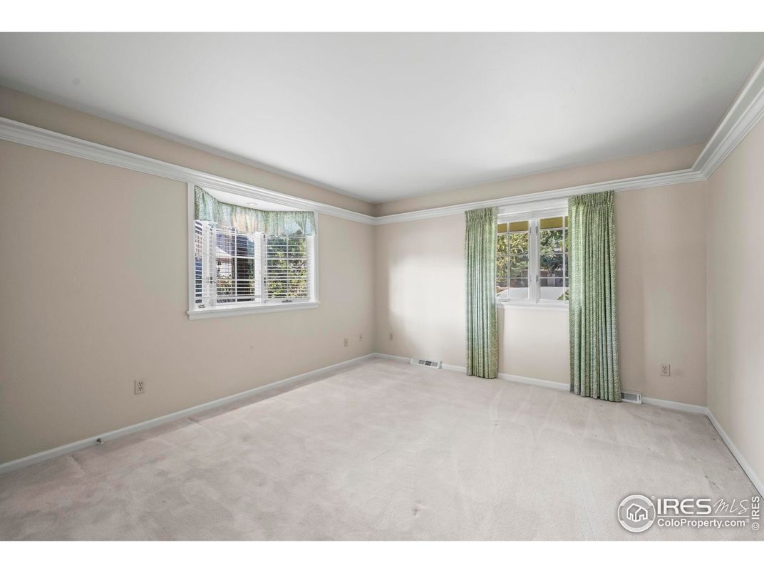 Empty room, Interior