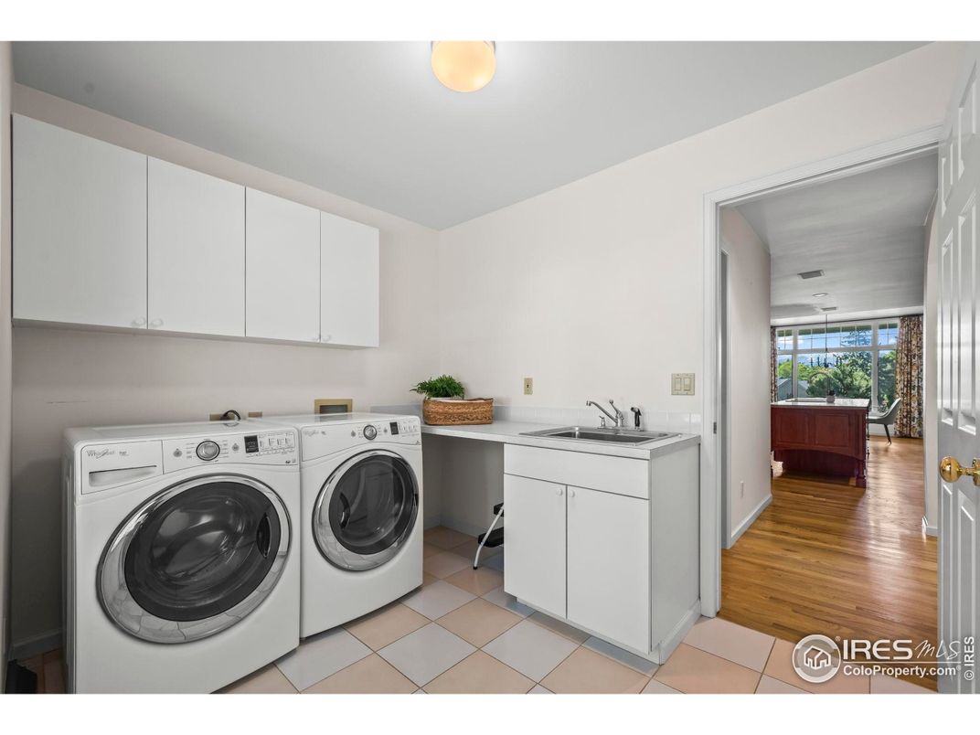 Interior, Washer, Wood Texture Flooring